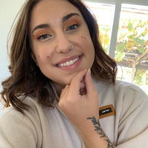 Meet your Posher, Olivia